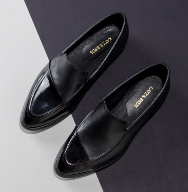 Sepatu Moccasin dengan Bahan Berkilau